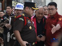 Penyidik Jaksa Agung Muda Bidang Pidana Khusus Kejaksaan Agung menggelandang mantan kepala Badan Gizi Nasional Dadan Hindayana ke dalam mobil tahanan yang terparkir di depan Gedung Jampidsus Kejagung, Jakarta Selatan, Rabu (3/6/2026). (CNBC Indonesia