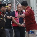Penyidik Jaksa Agung Muda Bidang Pidana Khusus Kejaksaan Agung menggelandang mantan kepala Badan Gizi Nasional Dadan Hindayana ke dalam mobil tahanan yang terparkir di depan Gedung Jampidsus Kejagung, Jakarta Selatan, Rabu (3/6/2026). (CNBC Indonesia