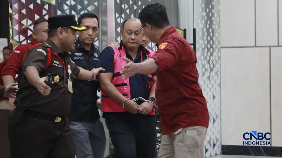 Penyidik Jaksa Agung Muda Bidang Pidana Khusus Kejaksaan Agung menggelandang mantan kepala Badan Gizi Nasional Dadan Hindayana ke dalam mobil tahanan yang terparkir di depan Gedung Jampidsus Kejagung, Jakarta Selatan, Rabu (3/6/2026). (CNBC Indonesia