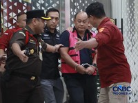 Penyidik Jaksa Agung Muda Bidang Pidana Khusus Kejaksaan Agung menggelandang mantan kepala Badan Gizi Nasional Dadan Hindayana ke dalam mobil tahanan yang terparkir di depan Gedung Jampidsus Kejagung, Jakarta Selatan, Rabu (3/6/2026). (CNBC Indonesia