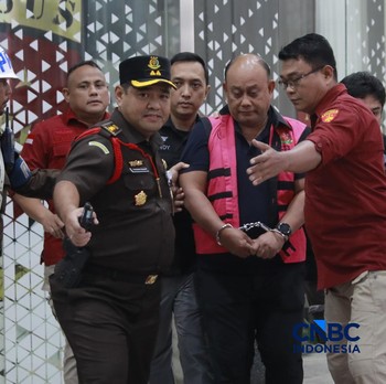 Foto Sepekan: Eks Pimpinan BGN Tersangka-Dolar Tembus Rp18.000