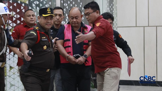 Foto Sepekan: Eks Pimpinan BGN Tersangka-Dolar Tembus Rp18.000