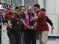 Foto Sepekan: Eks Pimpinan BGN Tersangka-Dolar Tembus Rp18.000