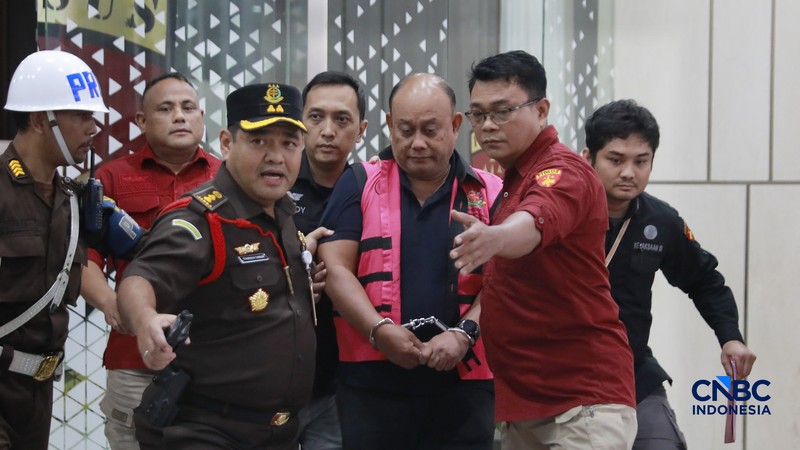 Penyidik Jaksa Agung Muda Bidang Pidana Khusus Kejaksaan Agung menggelandang mantan kepala Badan Gizi Nasional Dadan Hindayana ke dalam mobil tahanan yang terparkir di depan Gedung Jampidsus Kejagung, Jakarta Selatan, Rabu (3/6/2026). (CNBC Indonesia/Muhammad Sabki)