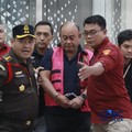 Penyidik Jaksa Agung Muda Bidang Pidana Khusus Kejaksaan Agung menggelandang mantan kepala Badan Gizi Nasional Dadan Hindayana ke dalam mobil tahanan yang terparkir di depan Gedung Jampidsus Kejagung, Jakarta Selatan, Rabu (3/6/2026). (CNBC Indonesia