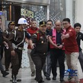 Penyidik Jaksa Agung Muda Bidang Pidana Khusus Kejaksaan Agung menggelandang mantan kepala Badan Gizi Nasional Dadan Hindayana ke dalam mobil tahanan yang terparkir di depan Gedung Jampidsus Kejagung, Jakarta Selatan, Rabu (3/6/2026). (CNBC Indonesia