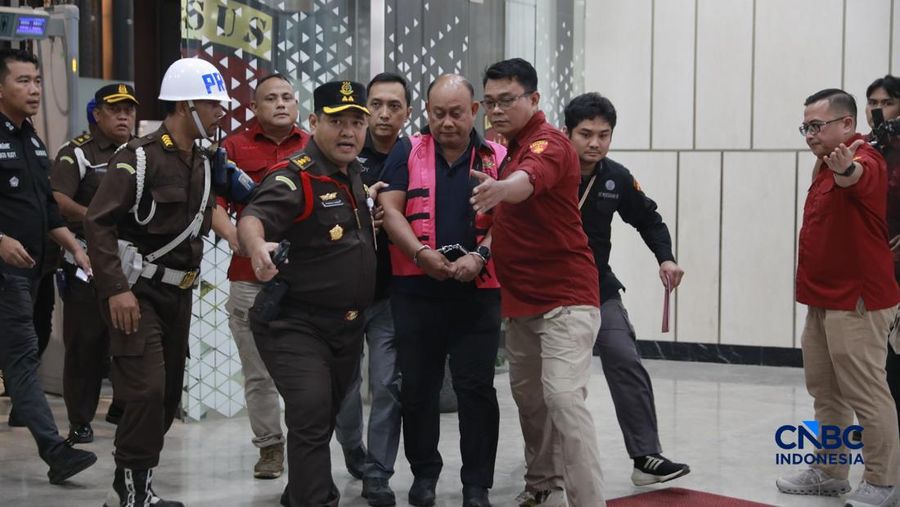 Penyidik Jaksa Agung Muda Bidang Pidana Khusus Kejaksaan Agung menggelandang mantan kepala Badan Gizi Nasional Dadan Hindayana ke dalam mobil tahanan yang terparkir di depan Gedung Jampidsus Kejagung, Jakarta Selatan, Rabu (3/6/2026). (CNBC Indonesia
