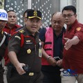 Penyidik Jaksa Agung Muda Bidang Pidana Khusus Kejaksaan Agung menggelandang mantan kepala Badan Gizi Nasional Dadan Hindayana ke dalam mobil tahanan yang terparkir di depan Gedung Jampidsus Kejagung, Jakarta Selatan, Rabu (3/6/2026). (CNBC Indonesia