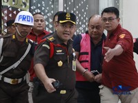 Penyidik Jaksa Agung Muda Bidang Pidana Khusus Kejaksaan Agung menggelandang mantan kepala Badan Gizi Nasional Dadan Hindayana ke dalam mobil tahanan yang terparkir di depan Gedung Jampidsus Kejagung, Jakarta Selatan, Rabu (3/6/2026). (CNBC Indonesia