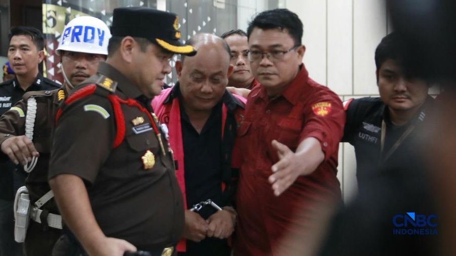 Penyidik Jaksa Agung Muda Bidang Pidana Khusus Kejaksaan Agung menggelandang mantan kepala Badan Gizi Nasional Dadan Hindayana ke dalam mobil tahanan yang terparkir di depan Gedung Jampidsus Kejagung, Jakarta Selatan, Rabu (3/6/2026). (CNBC Indonesia