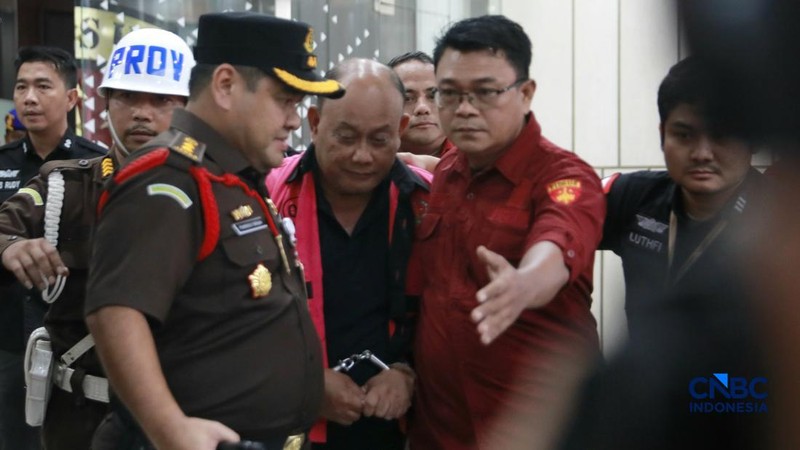 Penyidik Jaksa Agung Muda Bidang Pidana Khusus Kejaksaan Agung menggelandang mantan kepala Badan Gizi Nasional Dadan Hindayana ke dalam mobil tahanan yang terparkir di depan Gedung Jampidsus Kejagung, Jakarta Selatan, Rabu (3/6/2026). (CNBC Indonesia