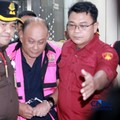 Penyidik Jaksa Agung Muda Bidang Pidana Khusus Kejaksaan Agung menggelandang mantan kepala Badan Gizi Nasional Dadan Hindayana ke dalam mobil tahanan yang terparkir di depan Gedung Jampidsus Kejagung, Jakarta Selatan, Rabu (3/6/2026). (CNBC Indonesia