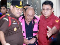 Penyidik Jaksa Agung Muda Bidang Pidana Khusus (Jampidsus) Kejaksaan Agung menggelandang mantan Kepala Badan Gizi Nasional (BGN) Dadan Hindayana ke dalam mobil tahanan yang terparkir di depan Gedung Jampidsus Kejagung, Jakarta Selatan, Rabu (3/6/2026