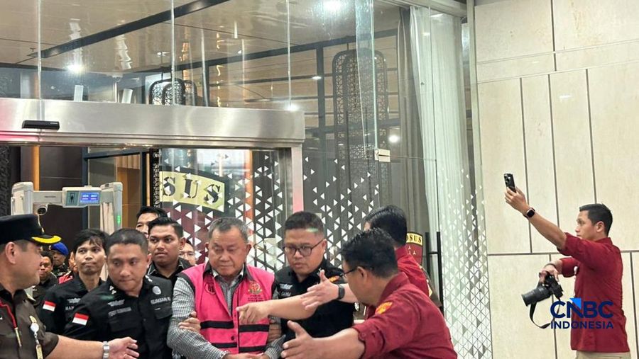 Penyidik Jaksa Agung Muda Bidang Pidana Khusus Kejaksaan Agung menggelandang mantan wakil kepala Badan Gizi Nasional Lodewyk Pusung ke dalam mobil tahanan yang terparkir di depan Gedung Jampidsus Kejagung, Jakarta Selatan, Rabu (3/6/2026). (CNBC Indo