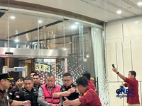 Penyidik Jaksa Agung Muda Bidang Pidana Khusus Kejaksaan Agung menggelandang mantan wakil kepala Badan Gizi Nasional Lodewyk Pusung ke dalam mobil tahanan yang terparkir di depan Gedung Jampidsus Kejagung, Jakarta Selatan, Rabu (3/6/2026). (CNBC Indo