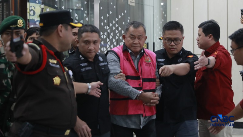Penyidik Jaksa Agung Muda Bidang Pidana Khusus Kejaksaan Agung menggelandang mantan kepala Badan Gizi Nasional Dadan Hindayana ke dalam mobil tahanan yang terparkir di depan Gedung Jampidsus Kejagung, Jakarta Selatan, Rabu (3/6/2026). (CNBC Indonesia/Muhammad Sabki)