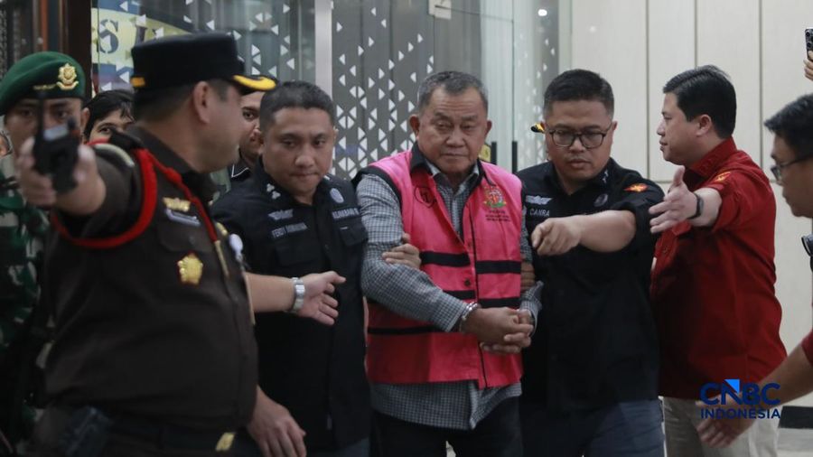 Penyidik Jaksa Agung Muda Bidang Pidana Khusus Kejaksaan Agung menggelandang mantan wakil kepala Badan Gizi Nasional Lodewyk Pusung ke dalam mobil tahanan yang terparkir di depan Gedung Jampidsus Kejagung, Jakarta Selatan, Rabu (3/6/2026). (CNBC Indo