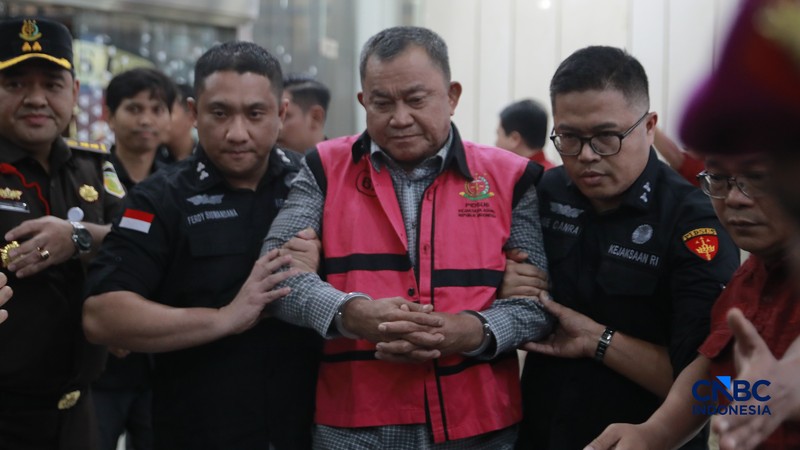 Penyidik Jaksa Agung Muda Bidang Pidana Khusus Kejaksaan Agung menggelandang mantan kepala Badan Gizi Nasional Dadan Hindayana ke dalam mobil tahanan yang terparkir di depan Gedung Jampidsus Kejagung, Jakarta Selatan, Rabu (3/6/2026). (CNBC Indonesia/Muhammad Sabki)