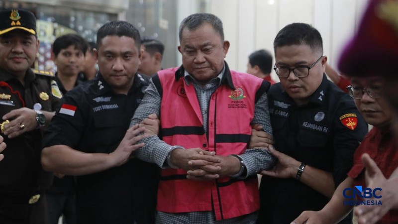 Penyidik Jaksa Agung Muda Bidang Pidana Khusus Kejaksaan Agung menggelandang mantan wakil kepala Badan Gizi Nasional Lodewyk Pusung ke dalam mobil tahanan yang terparkir di depan Gedung Jampidsus Kejagung, Jakarta Selatan, Rabu (3/6/2026). (CNBC Indo