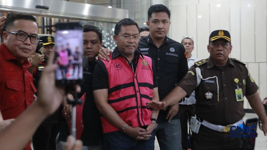 Penyidik Jaksa Agung Muda Bidang Pidana Khusus Kejaksaan Agung menggelandang mantan wakil kepala bgn Sony Sonjaya ke dalam mobil tahanan yang terparkir di depan Gedung Jampidsus Kejagung, Jakarta Selatan, Rabu (3/6/2026). (CNBC Indonesia/Muhmmad Sabk