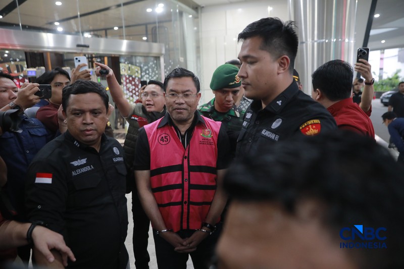 Penyidik Jaksa Agung Muda Bidang Pidana Khusus Kejaksaan Agung menggelandang mantan kepala Badan Gizi Nasional Dadan Hindayana ke dalam mobil tahanan yang terparkir di depan Gedung Jampidsus Kejagung, Jakarta Selatan, Rabu (3/6/2026). (CNBC Indonesia/Muhammad Sabki)