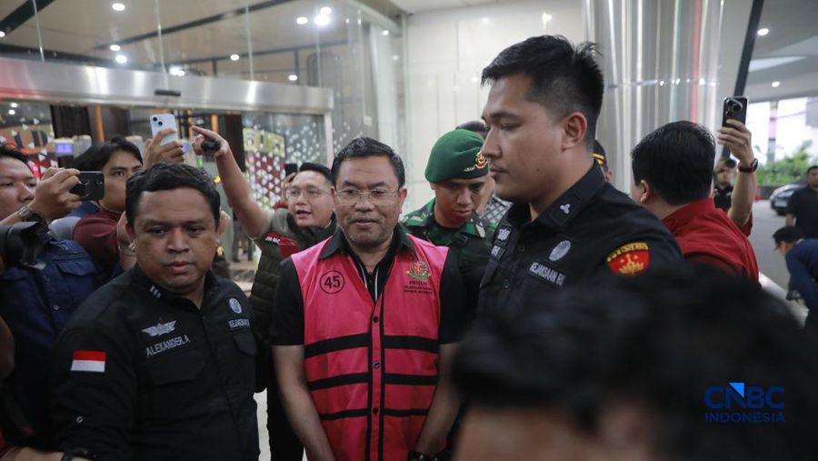 Penyidik Jaksa Agung Muda Bidang Pidana Khusus Kejaksaan Agung menggelandang mantan wakil kepala bgn Sony Sonjaya ke dalam mobil tahanan yang terparkir di depan Gedung Jampidsus Kejagung, Jakarta Selatan, Rabu (3/6/2026). (CNBC Indonesia/Muhmmad Sabk
