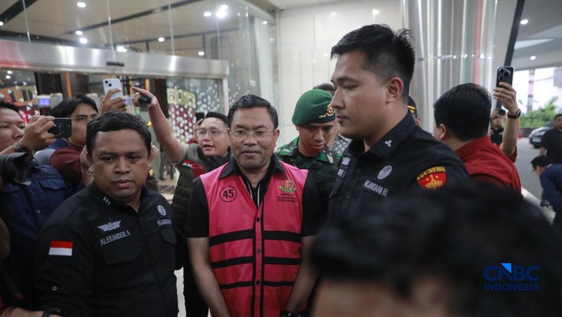 Penyidik Jaksa Agung Muda Bidang Pidana Khusus Kejaksaan Agung menggelandang mantan wakil kepala bgn Sony Sonjaya ke dalam mobil tahanan yang terparkir di depan Gedung Jampidsus Kejagung, Jakarta Selatan, Rabu (3/6/2026). (CNBC Indonesia/Muhmmad Sabk