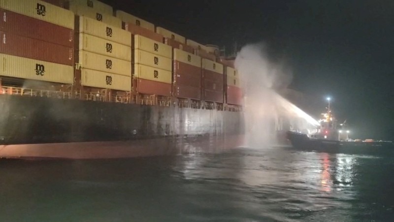 Kapal kontainer MSC Sariska V milik MSC, grup pelayaran terbesar di dunia, terkena dua proyektil saat berada di Pelabuhan Umm Qasr, Irak, pada Senin (1/6/2026). (Tangkapan Layar Video Reuters/IRAQI PORTS COMPANY MEDIA)
