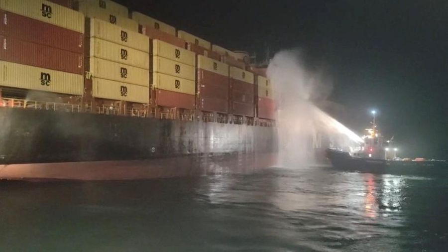 Personel di atas kapal berupaya memadamkan api di kapal Sariska V di Teluk Persia setelah MSC, grup pelayaran terbesar di dunia, mengatakan kapal tersebut terkena dua proyektil di pelabuhan Umm Qasr, Irak, dalam cuplikan layar dari video yang dirilis pada 2 Juni 2026.