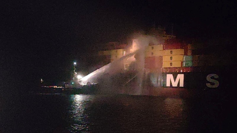 Kapal kontainer MSC Sariska V milik MSC, grup pelayaran terbesar di dunia, terkena dua proyektil saat berada di Pelabuhan Umm Qasr, Irak, pada Senin (1/6/2026). (Tangkapan Layar Video Reuters/IRAQI PORTS COMPANY MEDIA)