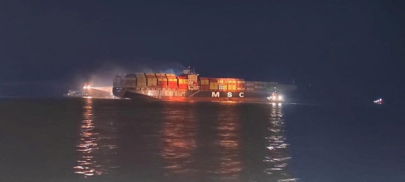 Kapal kontainer MSC Sariska V milik MSC, grup pelayaran terbesar di dunia, terkena dua proyektil saat berada di Pelabuhan Umm Qasr, Irak, pada Senin (1/6/2026). (Tangkapan Layar Video Reuters/IRAQI PORTS COMPANY MEDIA)