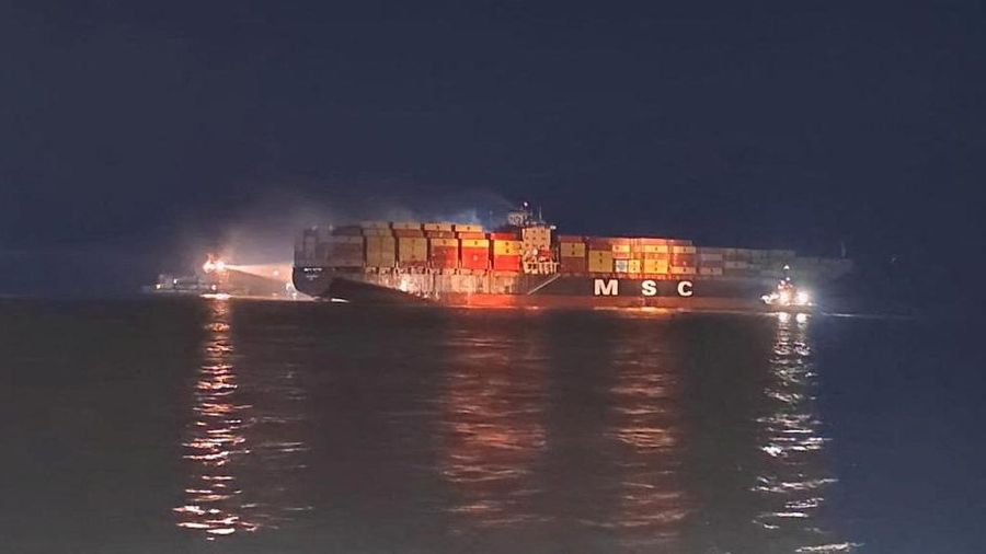 Personel di atas kapal berupaya memadamkan api di kapal Sariska V di Teluk Persia setelah MSC, grup pelayaran terbesar di dunia, mengatakan kapal tersebut terkena dua proyektil di pelabuhan Umm Qasr, Irak, dalam gambar yang dirilis pada 2 Juni 2026 ini.