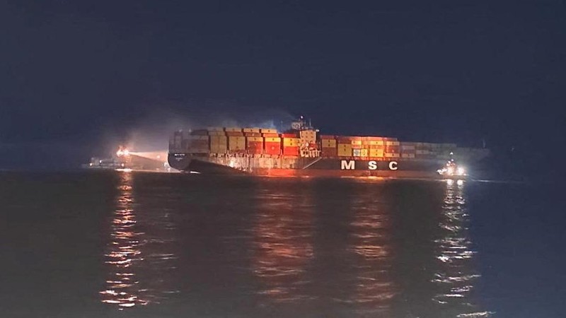 Personel di atas kapal berupaya memadamkan api di kapal Sariska V di Teluk Persia setelah MSC, grup pelayaran terbesar di dunia, mengatakan kapal tersebut terkena dua proyektil di pelabuhan Umm Qasr, Irak, dalam gambar yang dirilis pada 2 Juni 2026 ini.