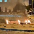Puing-puing terbakar di tanah di tempat parkir setelah laporan serangan rudal dan pesawat tak berawak, di Sabah Al Nasser, Kuwait, 3 Juni 2026, dalam tangkapan layar yang diperoleh dari video media sosial. (SOCIAL MEDIA/via REUTERS)