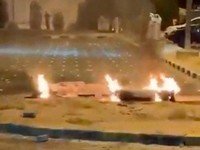 Puing-puing terbakar di tanah di tempat parkir setelah laporan serangan rudal dan pesawat tak berawak, di Sabah Al Nasser, Kuwait, 3 Juni 2026, dalam tangkapan layar yang diperoleh dari video media sosial. (SOCIAL MEDIA/via REUTERS)