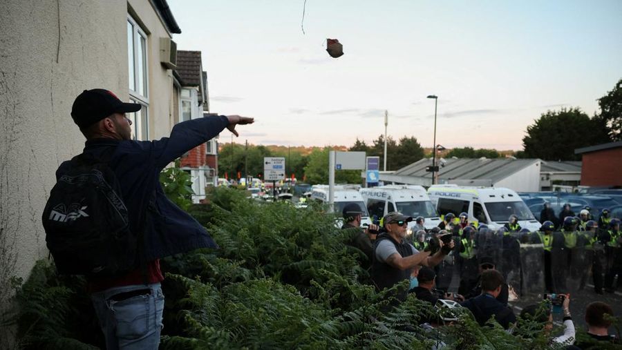 Seorang demonstran melemparkan batu bata ke arah petugas polisi selama demonstrasi menyusul vonis terhadap Vikrum Digwa atas pembunuhan mahasiswa Henry Nowak, di Southampton, Inggris, 2 Juni 2026.