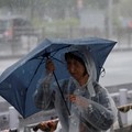 Seorang pejalan kaki berjalan menerobos hujan deras akibat Topan Jangmi di Tokyo, Jepang, 3 Juni 2026. (REUTERS/Kim Kyung-Hoon)