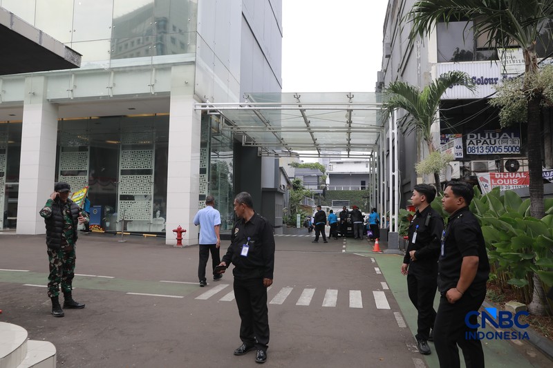 Suasana kantor Badan Gizi Nasional (BGN) tampak dijaga ketat saat Kejaksaan Agung melakukan penggeledahan pada Rabu (3/6/2026). (CNBC Indonesia/Muhammad Sabki)