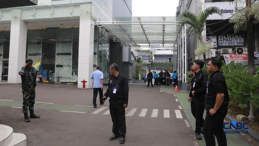 Suasana instansi Badan Gizi Nasional (BGN) tampak dijaga ketat saat Kejaksaan Agung melakukan penggeledahan pada Rabu (3/6/2026). (CNBC Indonesia/Muhammad Sabki)