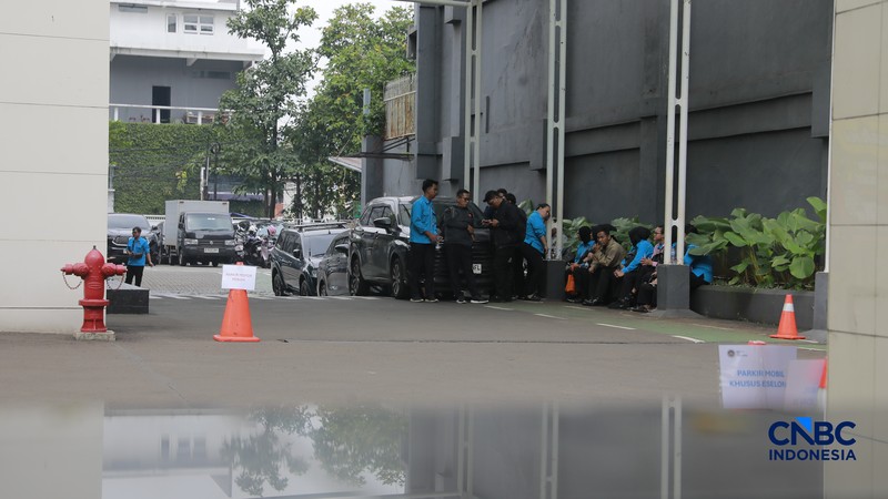 Suasana kantor Badan Gizi Nasional (BGN) tampak dijaga ketat saat Kejaksaan Agung melakukan penggeledahan pada Rabu (3/6/2026). (CNBC Indonesia/Muhammad Sabki)