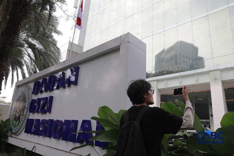 Suasana kantor Badan Gizi Nasional (BGN) tampak dijaga ketat saat Kejaksaan Agung melakukan penggeledahan pada Rabu (3/6/2026). (CNBC Indonesia/Muhammad Sabki)