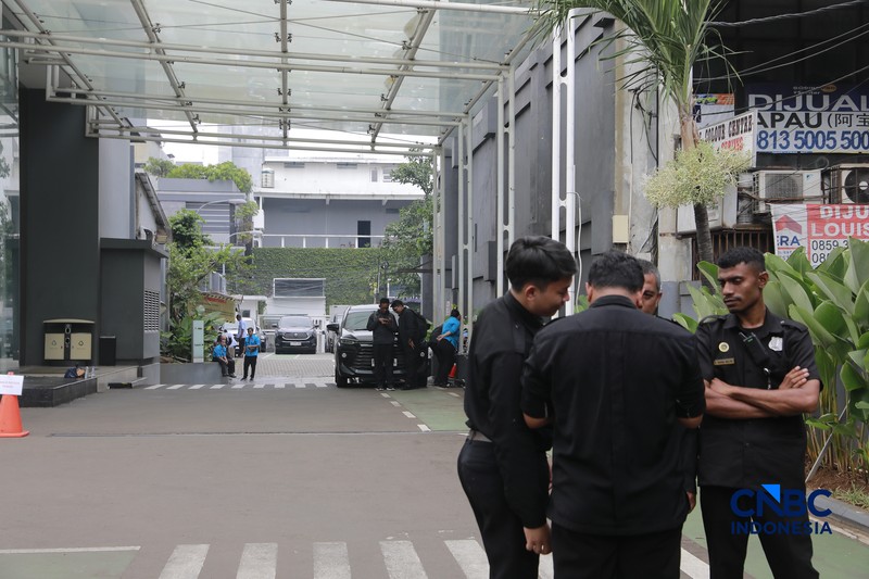 Suasana kantor Badan Gizi Nasional (BGN) tampak dijaga ketat saat Kejaksaan Agung melakukan penggeledahan pada Rabu (3/6/2026). (CNBC Indonesia/Muhammad Sabki)
