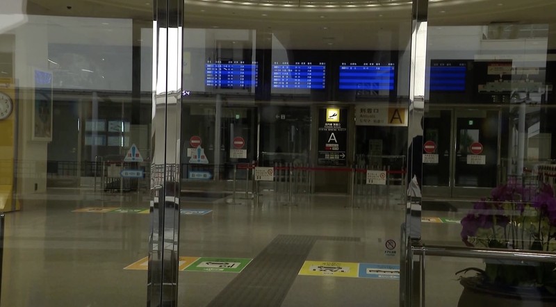 Seorang turis yang mengenakan jas hujan berjalan menerobos hujan deras akibat Topan Jangmi di Tokyo, Jepang, 3 Juni 2026. (REUTERS/Kim Kyung-Hoon)