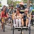 Wisatawan Asing naik becak di Yogyakarta. (Istimewa)