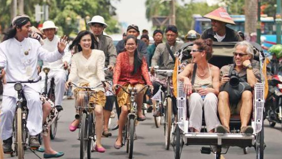 Wisatawan Asing naik becak di Yogyakarta. (Istimewa)