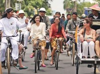 Wisatawan Asing naik becak di Yogyakarta. (Istimewa)