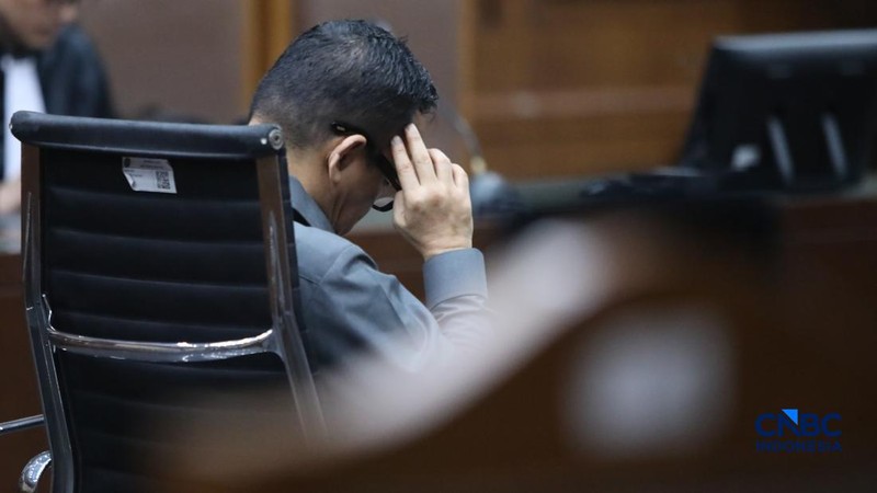 Mantan Wakil Menteri Ketenagakerjaan RI, Immanuel Ebenezer Gerungan alias Noel saat menjalani sidang pembacaan putusan atau vonis di Pengadilan Tipikor, Jakarta, Kamis (4/6/2026). (CNBC Indonesia/Faisal Rahman)