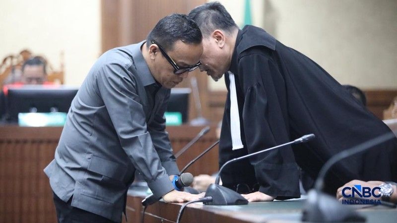 Mantan Wakil Menteri Ketenagakerjaan RI, Immanuel Ebenezer Gerungan alias Noel saat menjalani sidang pembacaan putusan atau vonis di Pengadilan Tipikor, Jakarta, Kamis (4/6/2026). (CNBC Indonesia/Faisal Rahman)