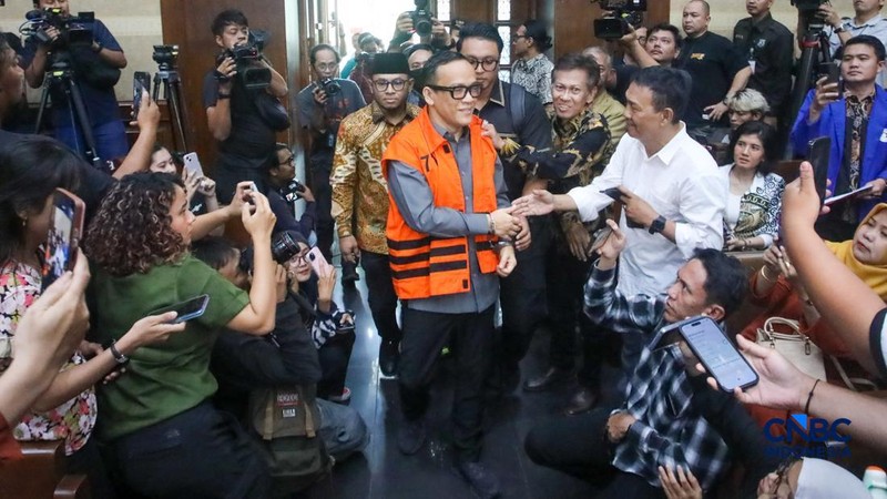 Mantan Wakil Menteri Ketenagakerjaan RI, Immanuel Ebenezer Gerungan tiba untuk menjalani sidang vonis atau putusan kasus dugaan korupsi, pemerasan, dan gratifikasi di Pengadilan Tipikor, Jakarta, Kamis (4/6/2026). (CNBC Indonesia/Faisal Rahman)