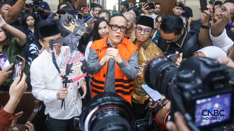 Mantan Wakil Menteri Ketenagakerjaan RI, Immanuel Ebenezer Gerungan tiba untuk menjalani sidang vonis atau putusan kasus dugaan korupsi, pemerasan, dan gratifikasi di Pengadilan Tipikor, Jakarta, Kamis (4/6/2026). (CNBC Indonesia/Faisal Rahman)